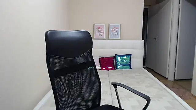 AnnaSweet18 online show from 10-31-25, 07:21