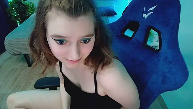 Snapshot of CranberryHot chatting on 06-17-26, 03:55 CranberryHot online show from 06-17-26, 03:55