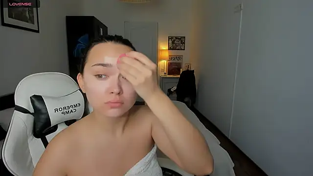 Tiffany Flynn online show from 12-20-24, 09:43