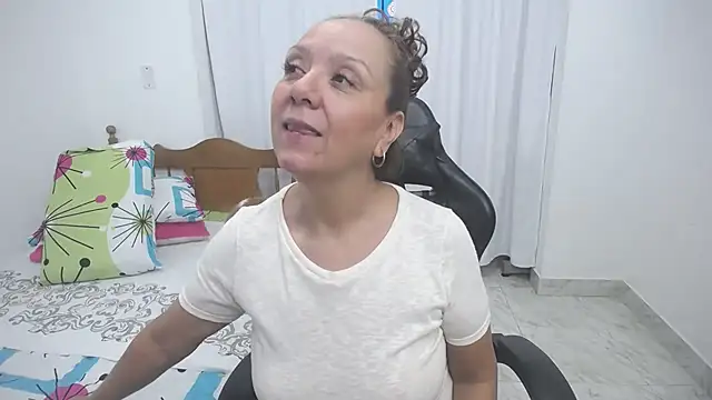 yeslluisa online show from 11-15-25, 04:44