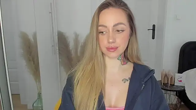Snapshot of sexyCoralie chatting on 02-03-25, 02:55 sexyCoralie online show from 02-03-25, 02:55