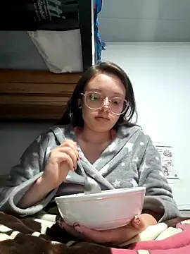 Snapshot of linda-schmidt chatting on 06-15-26, 12:44 linda-schmidt online show from 06-15-26, 12:44