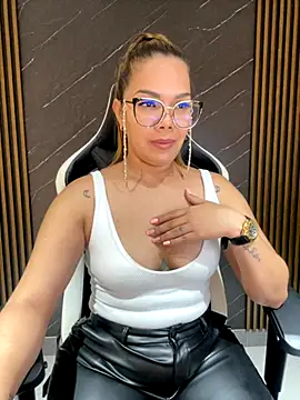 Snapshot of KellyBrooklyn_ chatting on 09-13-25, 02:39 KellyBrooklyn online show from 09-13-25, 02:39