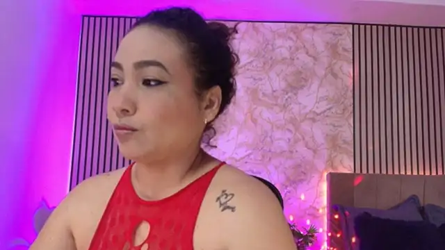 Snapshot of JuliRamirez chatting on 06-12-26, 12:47 JuliRamirez online show from 06-12-26, 12:47