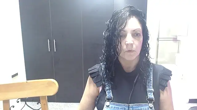Snapshot of mijal_queen chatting on 09-26-25, 02:40 mijal queen online show from 09-26-25, 02:40