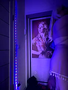 LaraHollywood online show from 11-25-25, 06:14