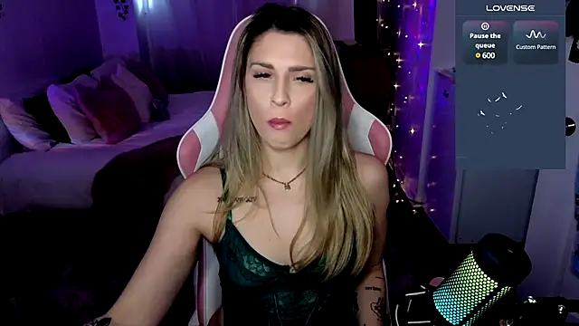 Snapshot of queenxlexy chatting on 12-15-24, 08:04 queenxlexy online show from 12-15-24, 08:04