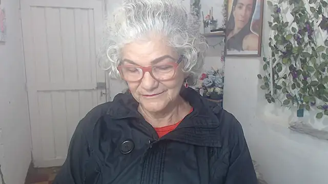 Snapshot of FunnyGrandma chatting on 10-16-25, 02:09 FunnyGrandma online show from 10-16-25, 02:09