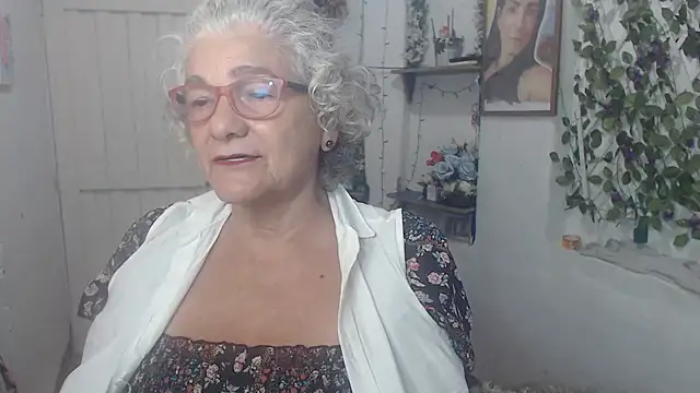 Snapshot of FunnyGrandma chatting on 10-02-25, 12:58 FunnyGrandma online show from 10-02-25, 12:58