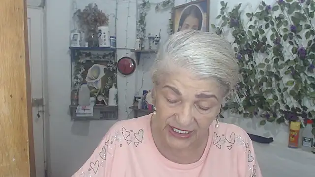 Snapshot of FunnyGrandma chatting on 05-06-26, 02:04 FunnyGrandma online show from 05-06-26, 02:04