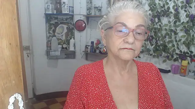 Snapshot of FunnyGrandma chatting on 05-05-26, 12:46 FunnyGrandma online show from 05-05-26, 12:46