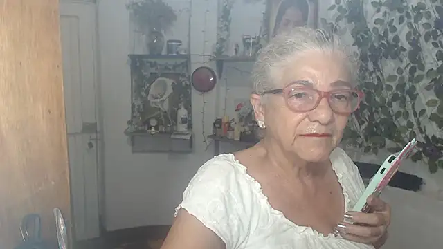Snapshot of FunnyGrandma chatting on 05-26-26, 01:26 FunnyGrandma online show from 05-26-26, 01:26