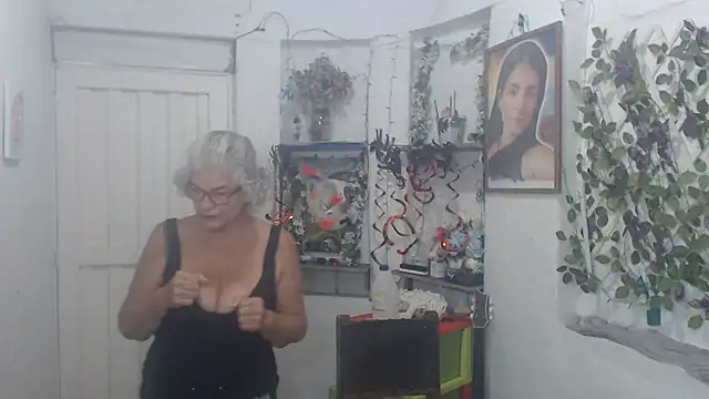 Snapshot of FunnyGrandma chatting on 10-23-25, 03:05 FunnyGrandma online show from 10-23-25, 03:05