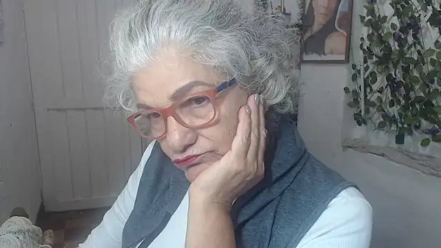 Snapshot of FunnyGrandma chatting on 10-15-25, 01:04 FunnyGrandma online show from 10-15-25, 01:04