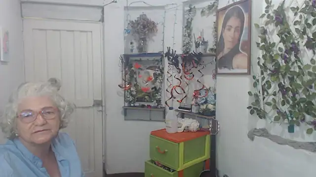 Snapshot of FunnyGrandma chatting on 10-22-25, 02:33 FunnyGrandma online show from 10-22-25, 02:33