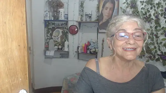 Snapshot of FunnyGrandma chatting on 05-19-26, 11:01 FunnyGrandma online show from 05-19-26, 11:01
