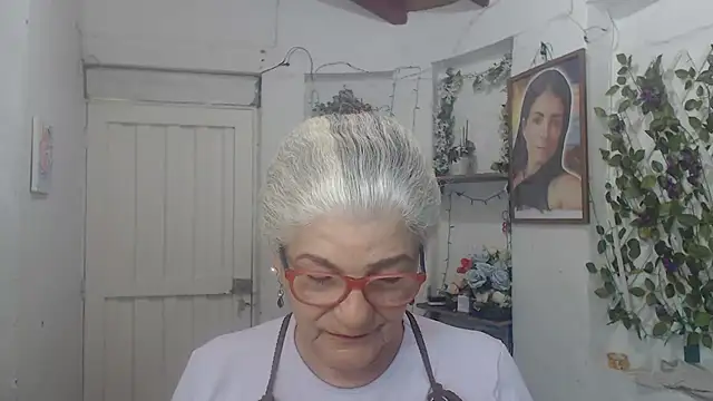 Snapshot of FunnyGrandma chatting on 09-21-25, 11:21 FunnyGrandma online show from 09-21-25, 11:21