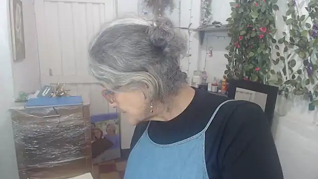 Snapshot of FunnyGrandma chatting on 03-12-25, 01:36 FunnyGrandma online show from 03-12-25, 01:36