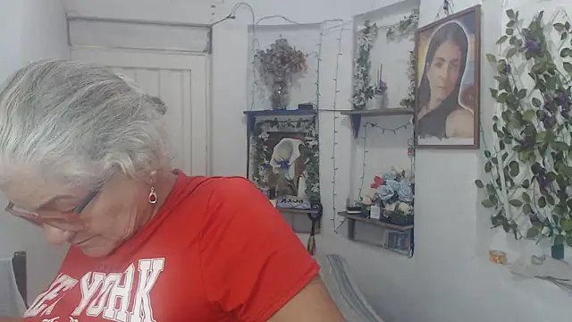 Snapshot of FunnyGrandma chatting on 09-21-25, 01:33 FunnyGrandma online show from 09-21-25, 01:33