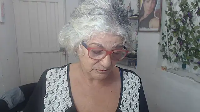 Snapshot of FunnyGrandma chatting on 09-30-25, 11:11 FunnyGrandma online show from 09-30-25, 11:11