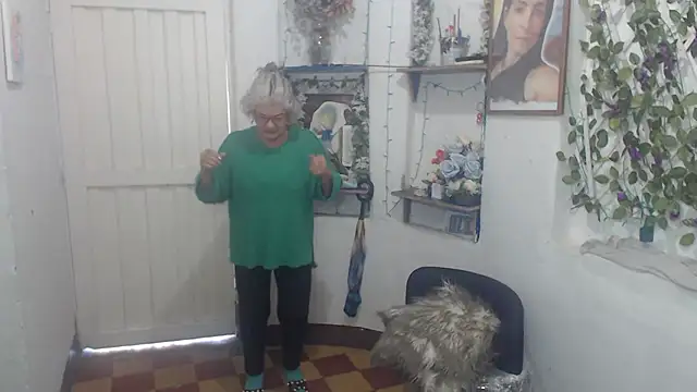 Snapshot of FunnyGrandma chatting on 10-02-25, 09:18 FunnyGrandma online show from 10-02-25, 09:18