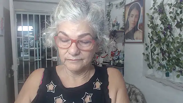 Snapshot of FunnyGrandma chatting on 10-19-25, 02:14 FunnyGrandma online show from 10-19-25, 02:14