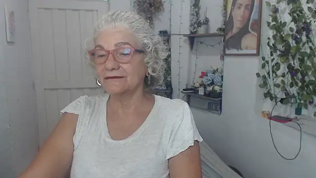 Snapshot of FunnyGrandma chatting on 09-26-25, 05:42 FunnyGrandma online show from 09-26-25, 05:42