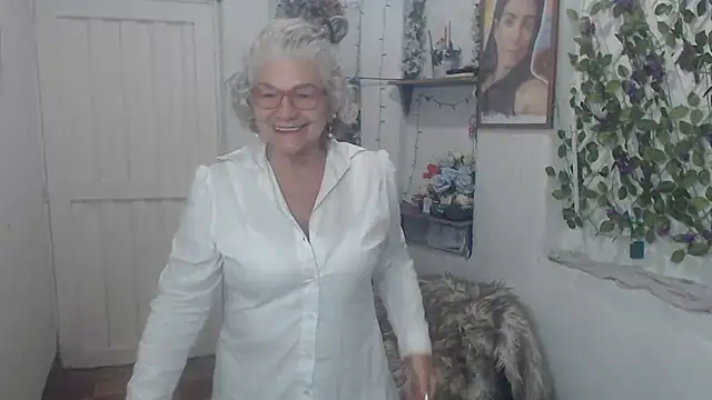 Snapshot of FunnyGrandma chatting on 10-18-25, 02:35 FunnyGrandma online show from 10-18-25, 02:35