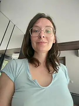 Snapshot of The_Snowwhitee chatting on 06-18-26, 08:46 The Snowwhitee online show from 06-18-26, 08:46