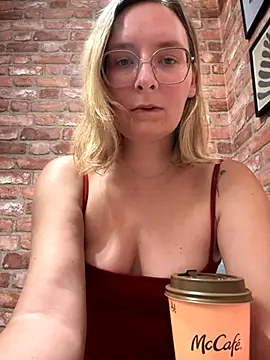 Snapshot of The_Snowwhitee chatting on 09-10-25, 07:13 The Snowwhitee online show from 09-10-25, 07:13