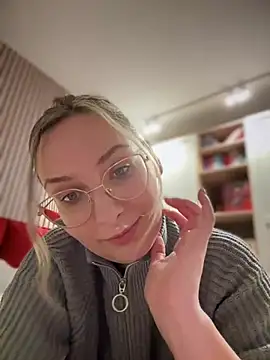 Snapshot of The_Snowwhitee chatting on 01-11-25, 04:03 The Snowwhitee online show from 01-11-25, 04:03