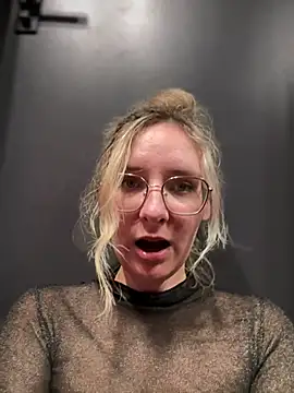 Snapshot of The_Snowwhitee chatting on 02-19-25, 10:20 The Snowwhitee online show from 02-19-25, 10:20