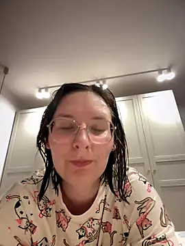 Snapshot of The_Snowwhitee chatting on 10-04-25, 06:20 The Snowwhitee online show from 10-04-25, 06:20