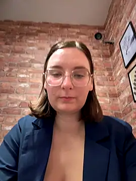 Snapshot of The_Snowwhitee chatting on 10-22-25, 08:30 The Snowwhitee online show from 10-22-25, 08:30