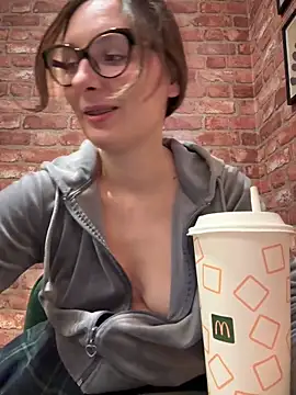 The Snowwhitee online show from 12-22-25, 09:04