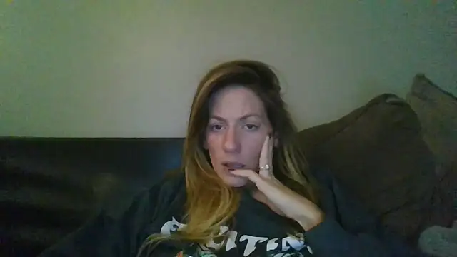 Snapshot of Rhodesxox chatting on 11-16-25, 11:30 Rhodesxox online show from 11-16-25, 11:30