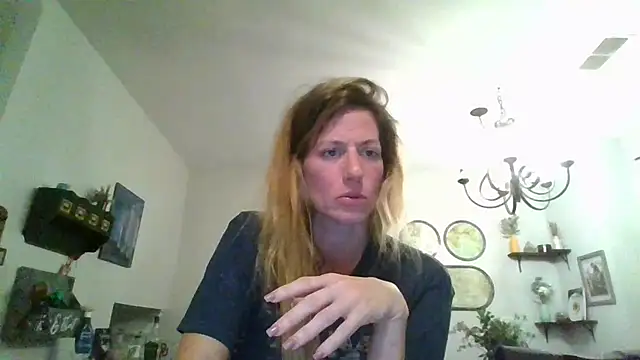 Snapshot of Rhodesxox chatting on 10-19-25, 02:14 Rhodesxox online show from 10-19-25, 02:14