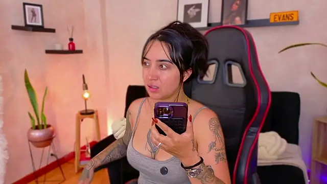 EmmyEvans1 online show from 02-12-26, 05:23