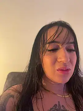 Snapshot of EmmyEvans1 chatting on 05-15-26, 07:45 EmmyEvans1 online show from 05-15-26, 07:45