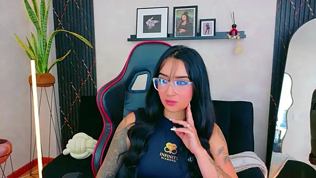 Snapshot of EmmyEvans1 chatting on 05-12-26, 07:53 EmmyEvans1 online show from 05-12-26, 07:53