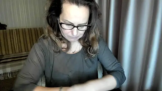 lauraoven online show from 12-19-25, 08:06