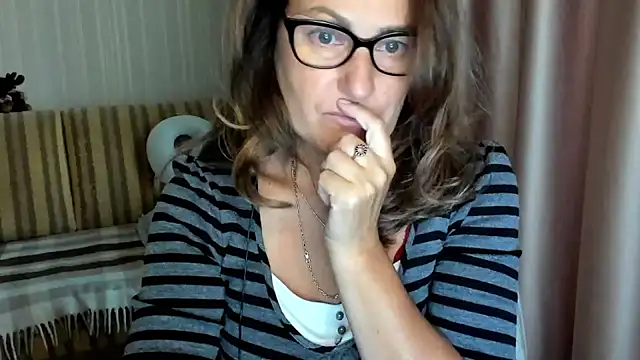 lauraoven online show from 10-01-25, 02:21