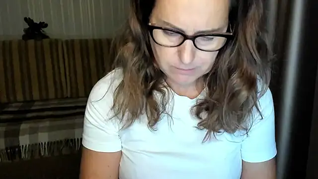 lauraoven online show from 10-28-25, 02:16