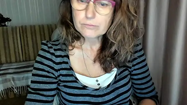 lauraoven online show from 10-22-25, 01:43