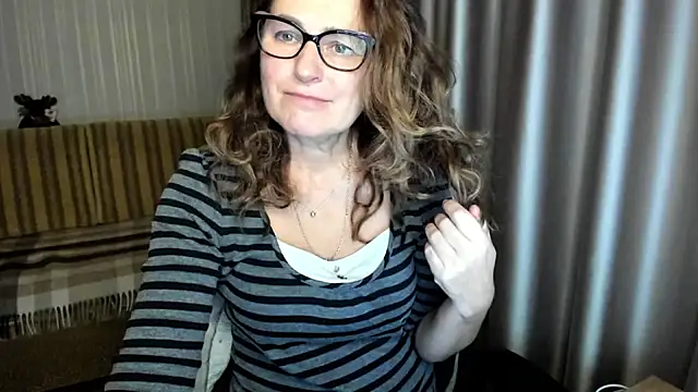 lauraoven online show from 11-23-25, 04:39