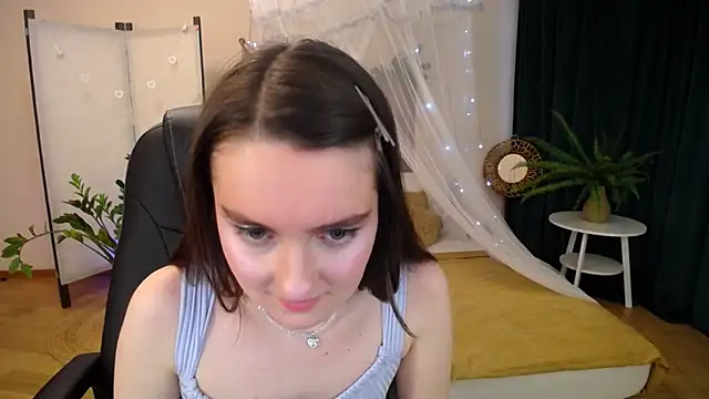 Snapshot of CloudGrace chatting on 03-21-25, 09:23 CloudGrace online show from 03-21-25, 09:23