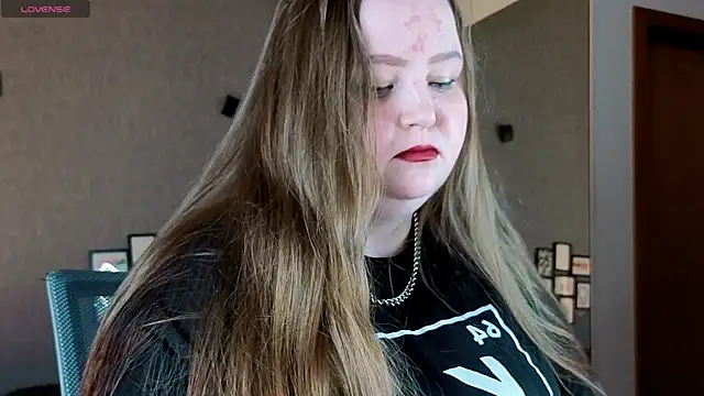 Snapshot of EMMA__CONNOR chatting on 10-20-25, 05:24 EMMA CONNOR online show from 10-20-25, 05:24