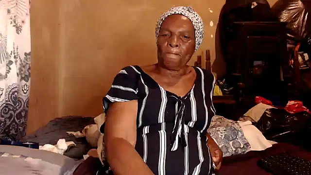 Snapshot of NaughtyGranny chatting on 11-14-25, 07:06 NaughtyGranny online show from 11-14-25, 07:06