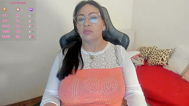 esmeralda milf online show from 11-18-25, 06:44