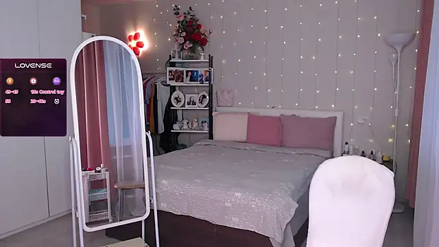 JuliaVilnet online show from 10-28-25, 05:08